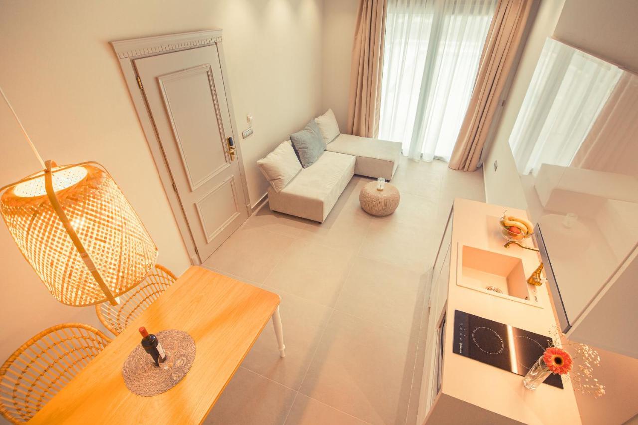Io Luxury Pool & Hot Tub Suites Preveza Exterior photo