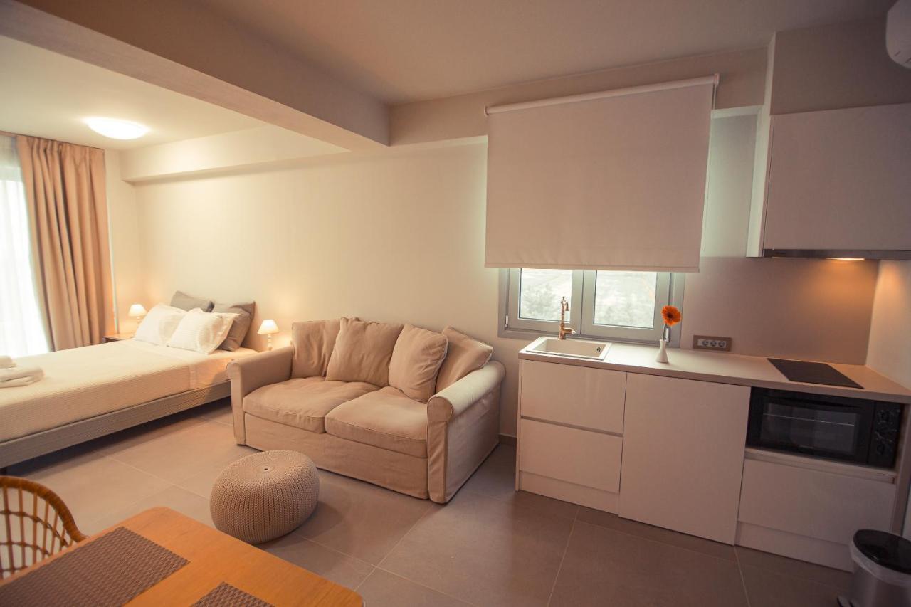 Io Luxury Pool & Hot Tub Suites Preveza Exterior photo